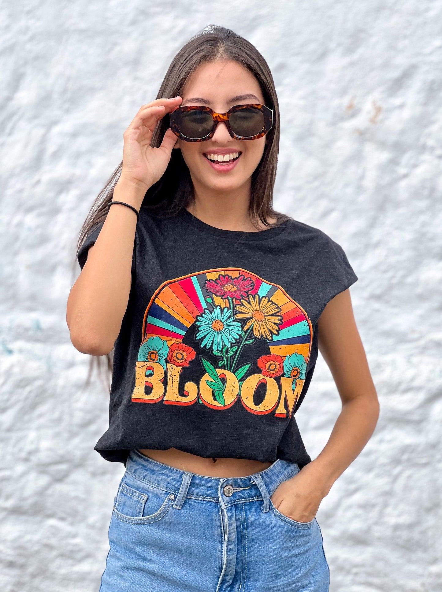 Camiseta Bloom gris con estampado vibrante